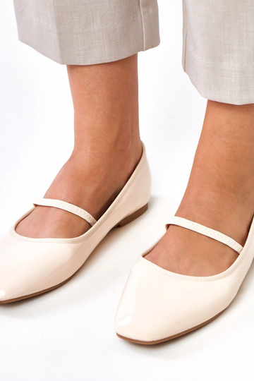 Zandkleurige lak ballerina's met elastiek Lantos 2