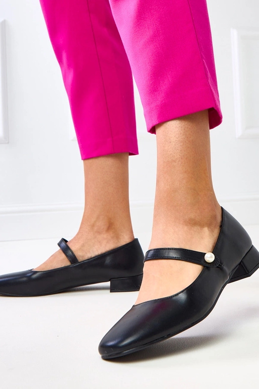 Zwarte lage schoenen met decoratieve... Zwarte lage schoenen met decoratieve...