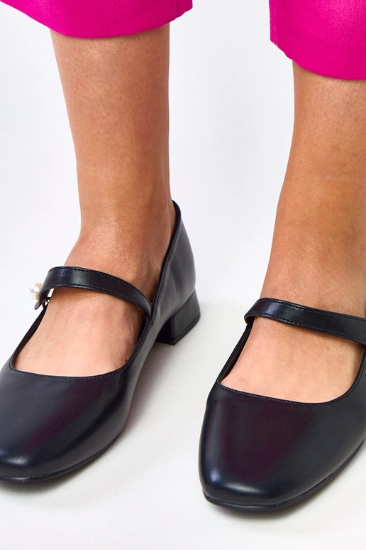 Zwarte lage schoenen met decoratieve... Zwarte lage schoenen met decoratieve...