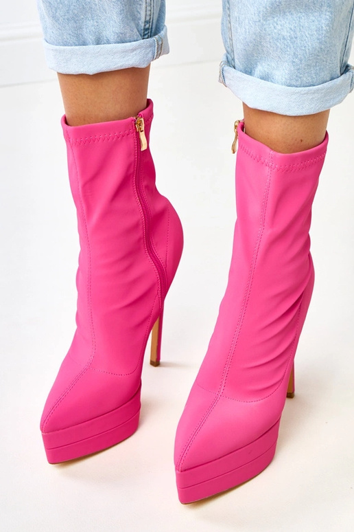 Roze satijnen enkellaarsjes op een...