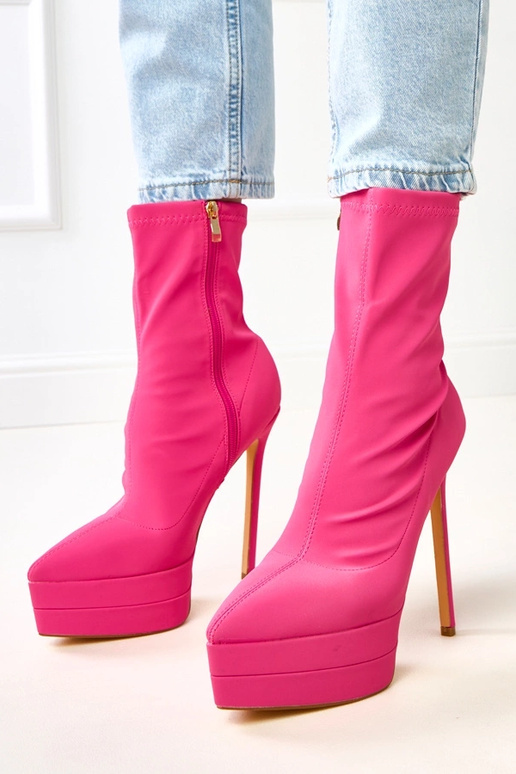 Roze satijnen enkellaarsjes op een...