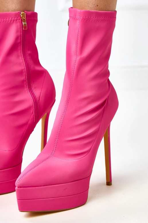 Roze satijnen enkellaarsjes op een...