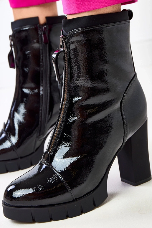 Zwarte lakleren enkellaarsjes op een...