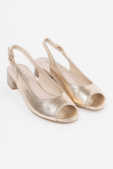 Gouden sandalen op een lage...