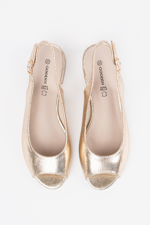 Gouden sandalen op een lage hak Gouden sandalen op een lage hak