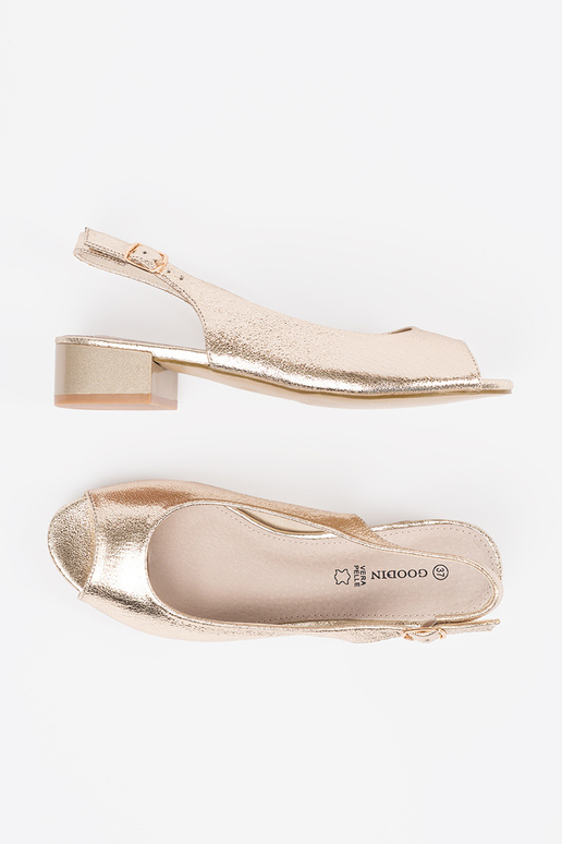 Gouden sandalen op een lage hak Gouden sandalen op een lage hak