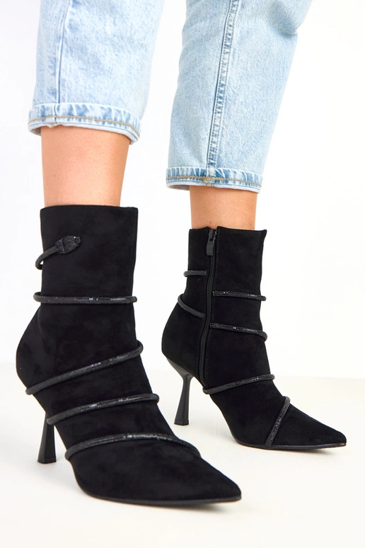 Nethe zwarte laarzen op de hak...