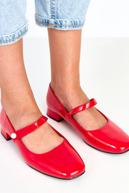 Saga rode lakleren hakken op een... Saga rode lakleren hakken op een...