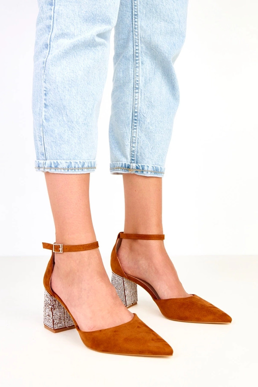 Sona bruine hakken op een blokhak...