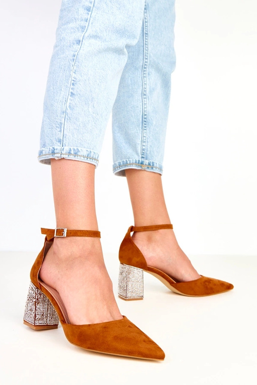 Sona bruine hakken op een blokhak...