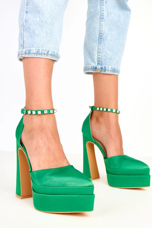 Tolani groene hakken op plateau met... Tolani groene hakken op plateau met...