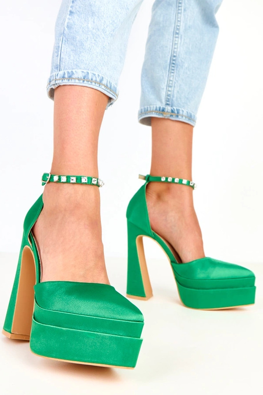 Tolani groene hakken op plateau met... Tolani groene hakken op plateau met...