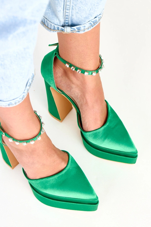 Tolani groene hakken op plateau met... Tolani groene hakken op plateau met...