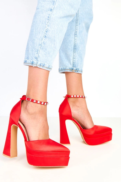 Tolani rode hakken op plateau met een... Tolani rode hakken op plateau met een...