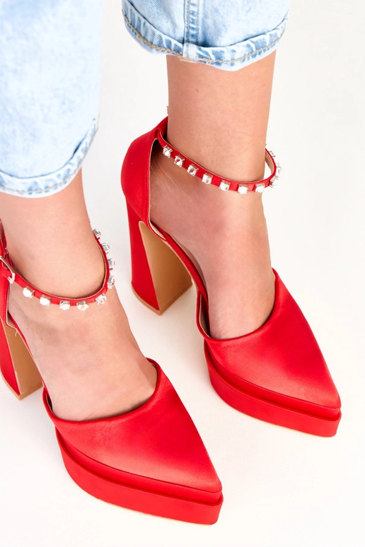 Tolani rode hakken op plateau met een... Tolani rode hakken op plateau met een...