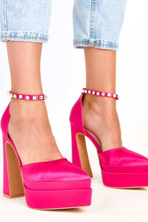 Tolani roze hakken op plateau met een... Tolani roze hakken op plateau met een...