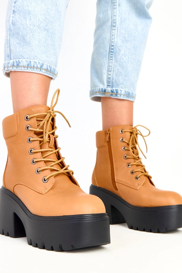 Janja bruine laarzen op een...