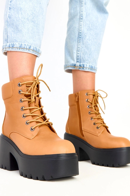 Janja bruine laarzen op een massieve...