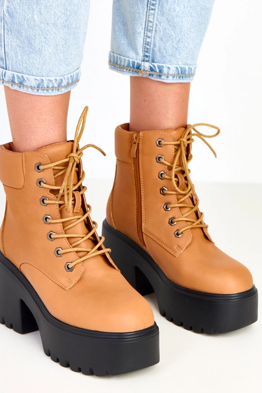 Janja bruine laarzen op een massieve...