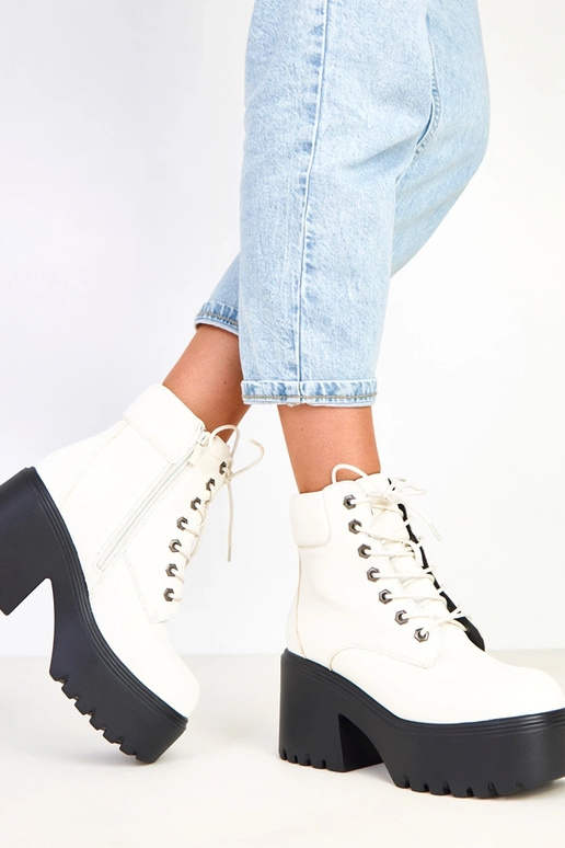 Janja witte laarzen op een massieve...