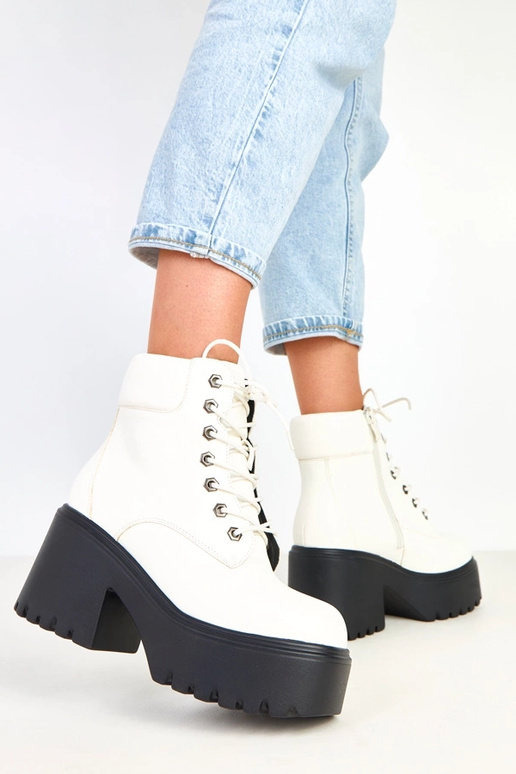 Janja witte laarzen op een massieve...