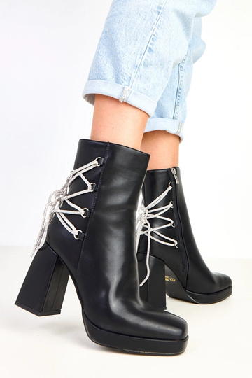 Zwarte enkellaarsjes op een... 2