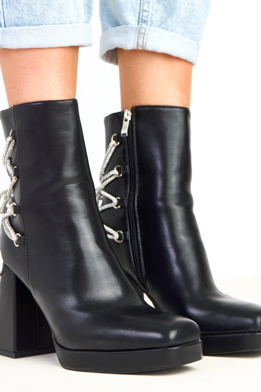 Zwarte enkellaarsjes op een blokhak...