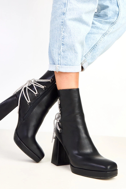 Zwarte enkellaarsjes op een blokhak...