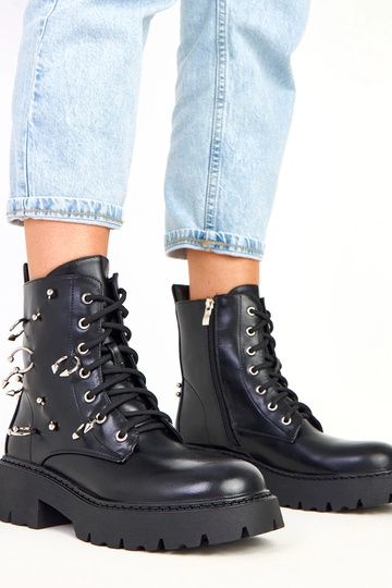 Zwarte enkellaarsjes op...