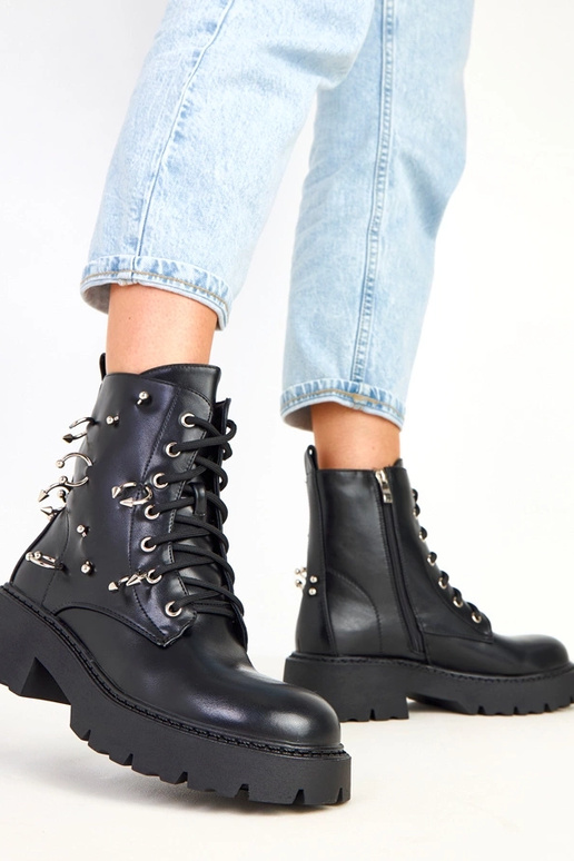 Zwarte enkellaarsjes op platform met...