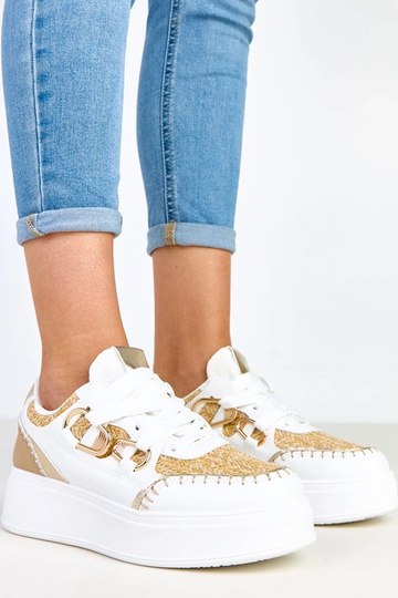 Zandkleurige sneakers op...
