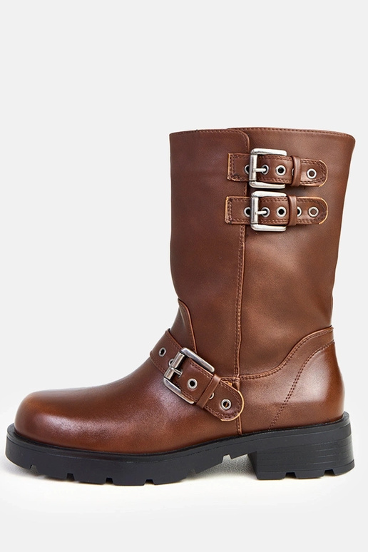 Bruine enkellaarsjes op platform met...