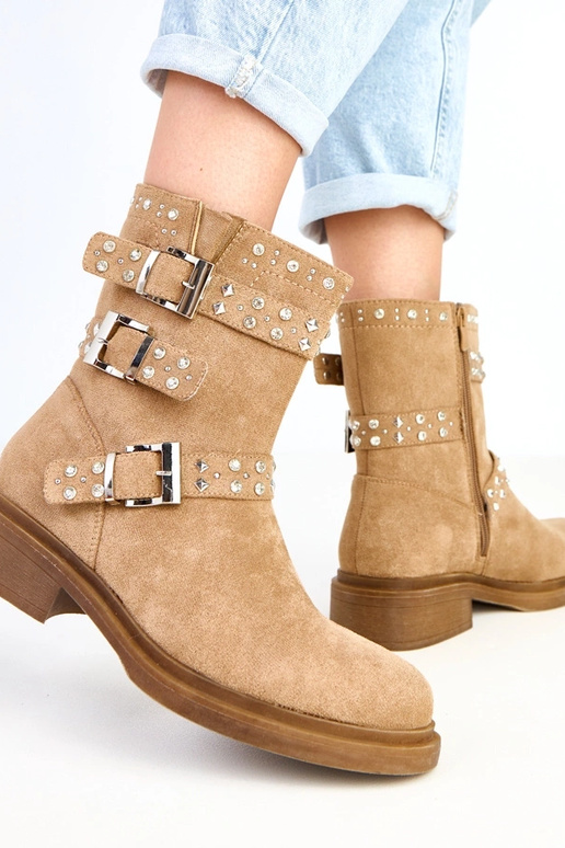 Rode botines met zirconia op een lage...