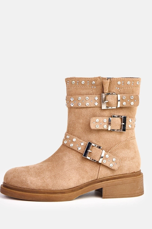 Rode botines met zirconia op een lage...