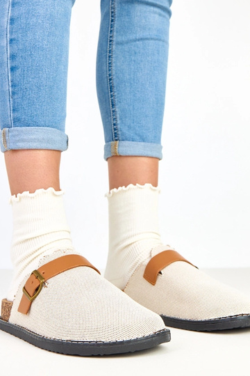 Bruine slippers op een kurken platform met een gesp Polly