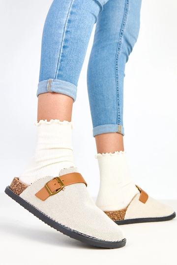 Bruine slippers op een kurken platform met een gesp Polly 2