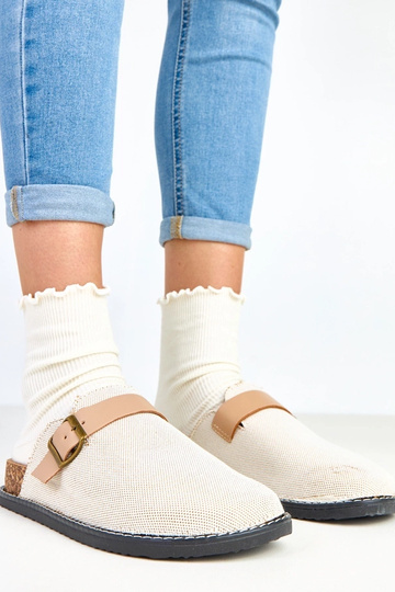Beige slippers op een kurken platform met een gesp Polly