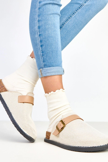 Beige slippers op een kurken platform met een gesp Polly 2