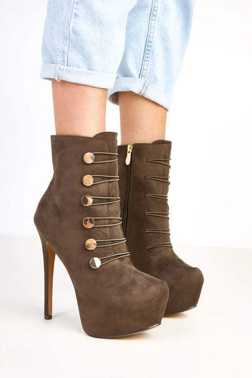 Groene botines op een platform en...