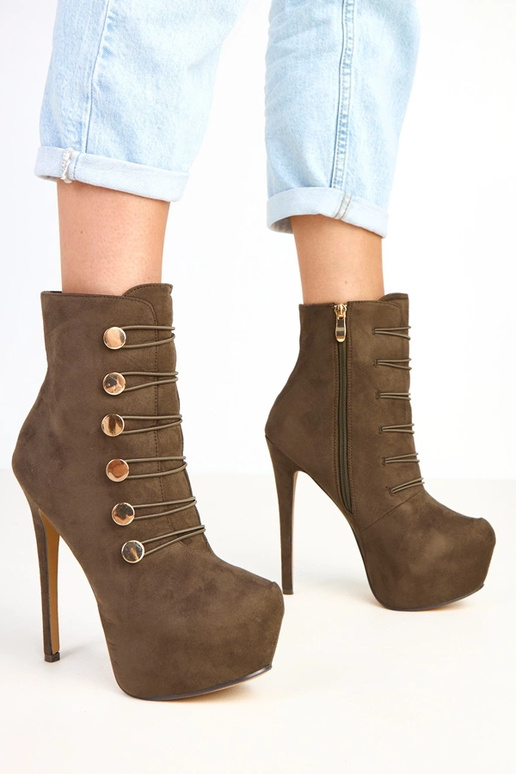 Groene botines op een platform en...