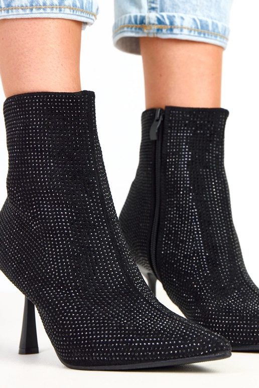 Zwarte botines op hoge hak versierd... Zwarte botines op hoge hak versierd...