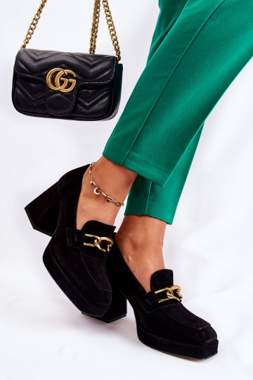 Suède schoenen met decoratieve ketting Laura Messi 2444 zwart