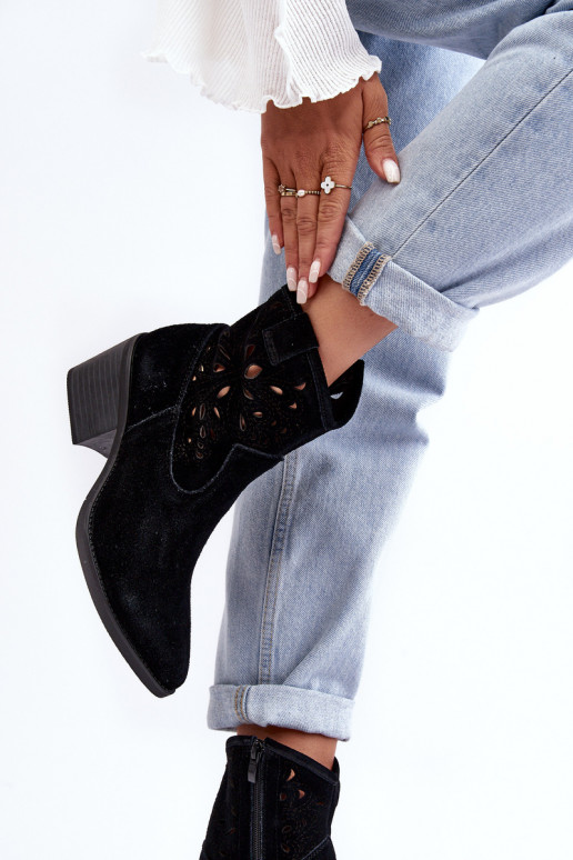 Suede schoenen coInboystijl met elementen van opengeInerkt D&A SN622-20 zInart Suede schoenen coInboystijl met elementen van opengeInerkt D&A SN622-20 zInart