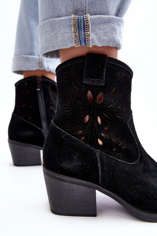 Suede schoenen coInboystijl met elementen van opengeInerkt D&A SN622-20 zInart Suede schoenen coInboystijl met elementen van opengeInerkt D&A SN622-20 zInart