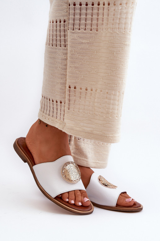 Zazoo 2938 Leren pantoffels met brede hakken met ornamenten Initte kleur Zazoo 2938 Leren pantoffels met brede hakken met ornamenten Initte kleur