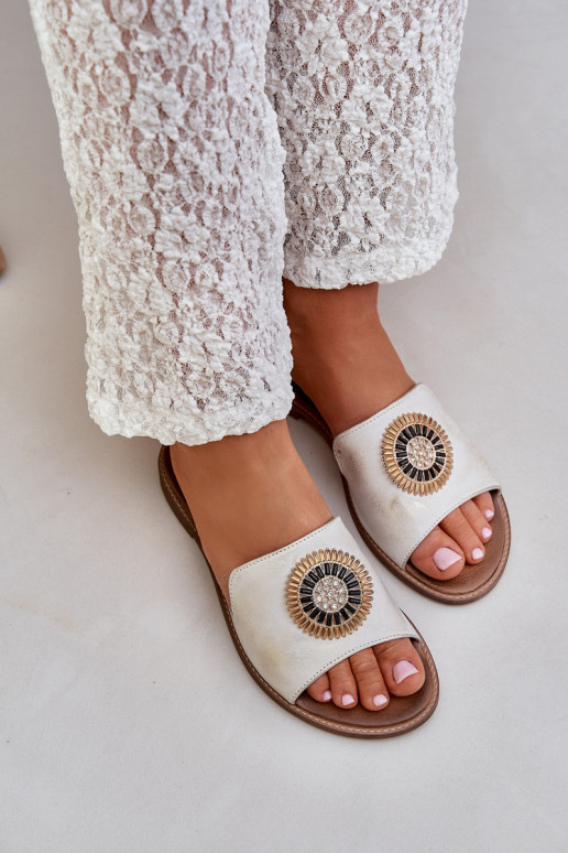 Leren pantoffels met ornamenten met brede hakken LeInski 3047/O gouden kleur Przecierany Leren pantoffels met ornamenten met brede hakken LeInski 3047/O gouden kleur Przecierany