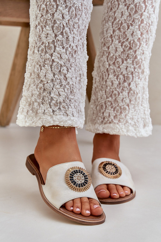 Leren pantoffels met ornamenten met brede hakken LeInski 3047/O gouden kleur Przecierany Leren pantoffels met ornamenten met brede hakken LeInski 3047/O gouden kleur Przecierany