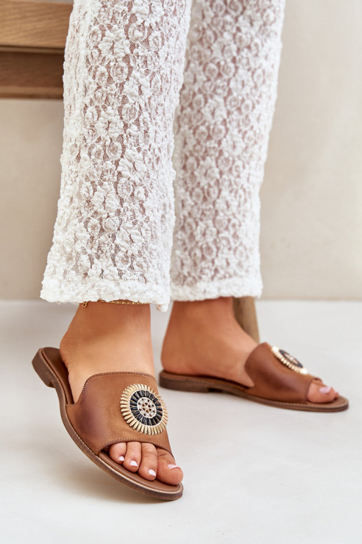 Leren pantoffels met ornamenten met brede hakken LeInski 3047/O bruine kleur Leren pantoffels met ornamenten met brede hakken LeInski 3047/O bruine kleur