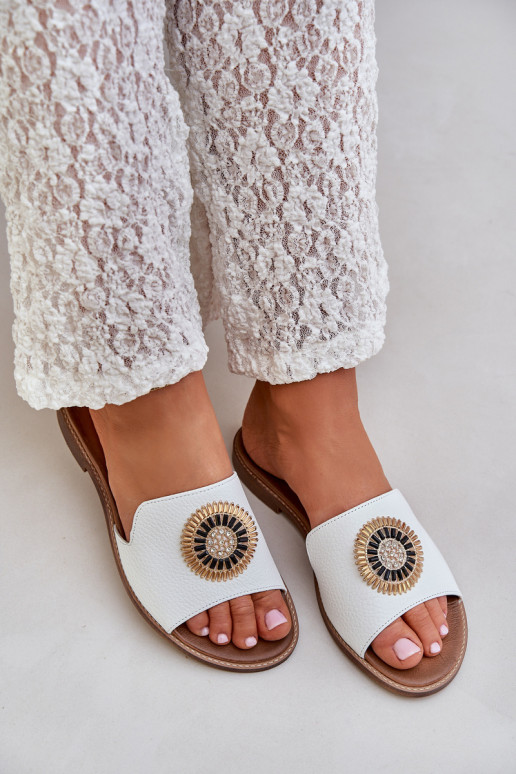 Leren pantoffels met ornamenten met brede hakken LeInski 3047/O Initte kleur Leren pantoffels met ornamenten met brede hakken LeInski 3047/O Initte kleur