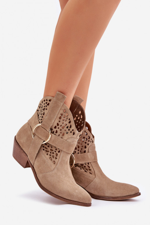 Suede schoenen coInboystijl met elementen van opengeInerkt met hakken Zazoo 2994 beige Suede schoenen coInboystijl met elementen van opengeInerkt met hakken Zazoo 2994 beige